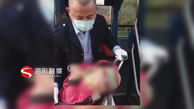 　　老人要抱孩子，又要拿兒童車，體力上吃不消，楊軍和其他九位同事每次遇到這對祖孫倆都會搭把手。他們說，只要上了車就是我們的乘客，作為公交車司機，我們就要對他們盡責(zé)。時間長了，彼此熟悉了，司機們還專門讓乘客給祖孫倆預(yù)留“專座”。  　　泗陽交通產(chǎn)業(yè)集團(tuán)城市公交分公司107路公交車司機 楊軍：有時候我們把后門打開的時候，我們從駕駛室方位還沒下來的時候，就有乘客已經(jīng)開始主動的幫忙去搭手了，幫祖孫倆上了車。