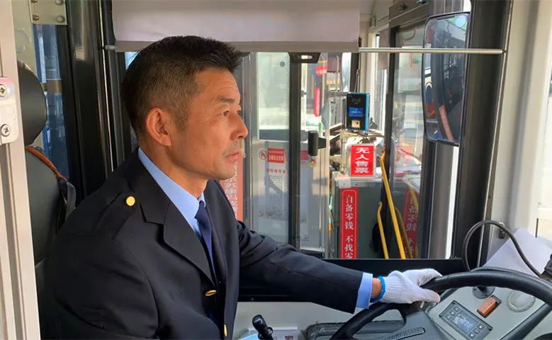　　見(jiàn)此情況  　　薛師傅立即招呼傷者家屬  　　將小孩抱上公交車(chē)  　　“快上來(lái)，我?guī)銈內(nèi)メt(yī)院!”  　　爺爺趕緊抱著孩子登上公交  　　因?yàn)閾?dān)心孩子傷情嚴(yán)重被車(chē)流所阻礙  　　延誤就診時(shí)間